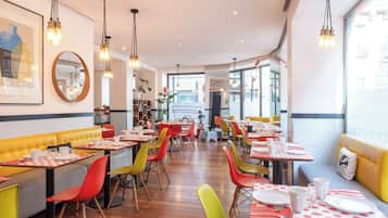 Café da manhã com buffet todos os dias (EUR 14 por pessoa)