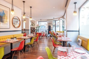 Tägliches Frühstücksbuffet gegen Gebühr