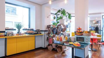 Dagelijks ontbijtbuffet (EUR 14 per persoon)