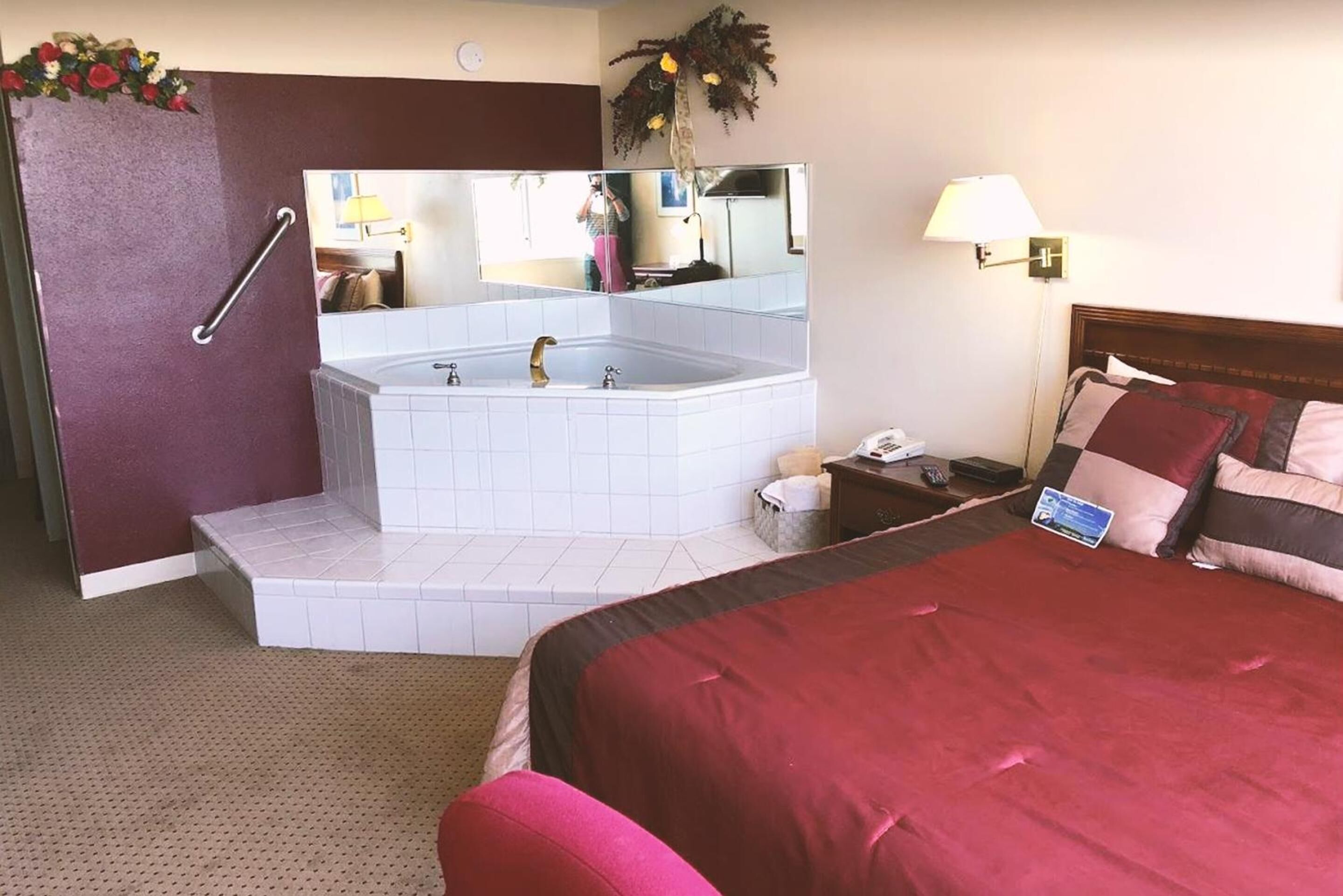 1 king Suite Spa Tub Non-Smoking | Blackout curtains, soundproofing, iron/ironing board, bed sheets