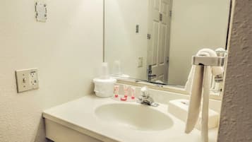 Combined shower/tub, free toiletries, hair dryer, towels