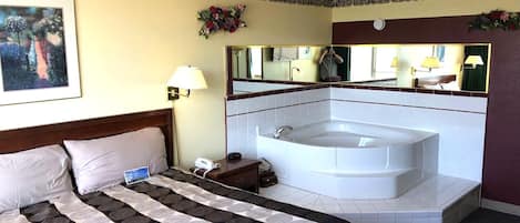 1 king Suite Spa Tub Non-Smoking | Blackout curtains, soundproofing, iron/ironing board, bed sheets