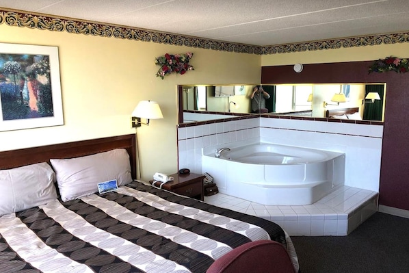 1 king Suite Spa Tub Non-Smoking | Blackout curtains, soundproofing, iron/ironing board, bed sheets