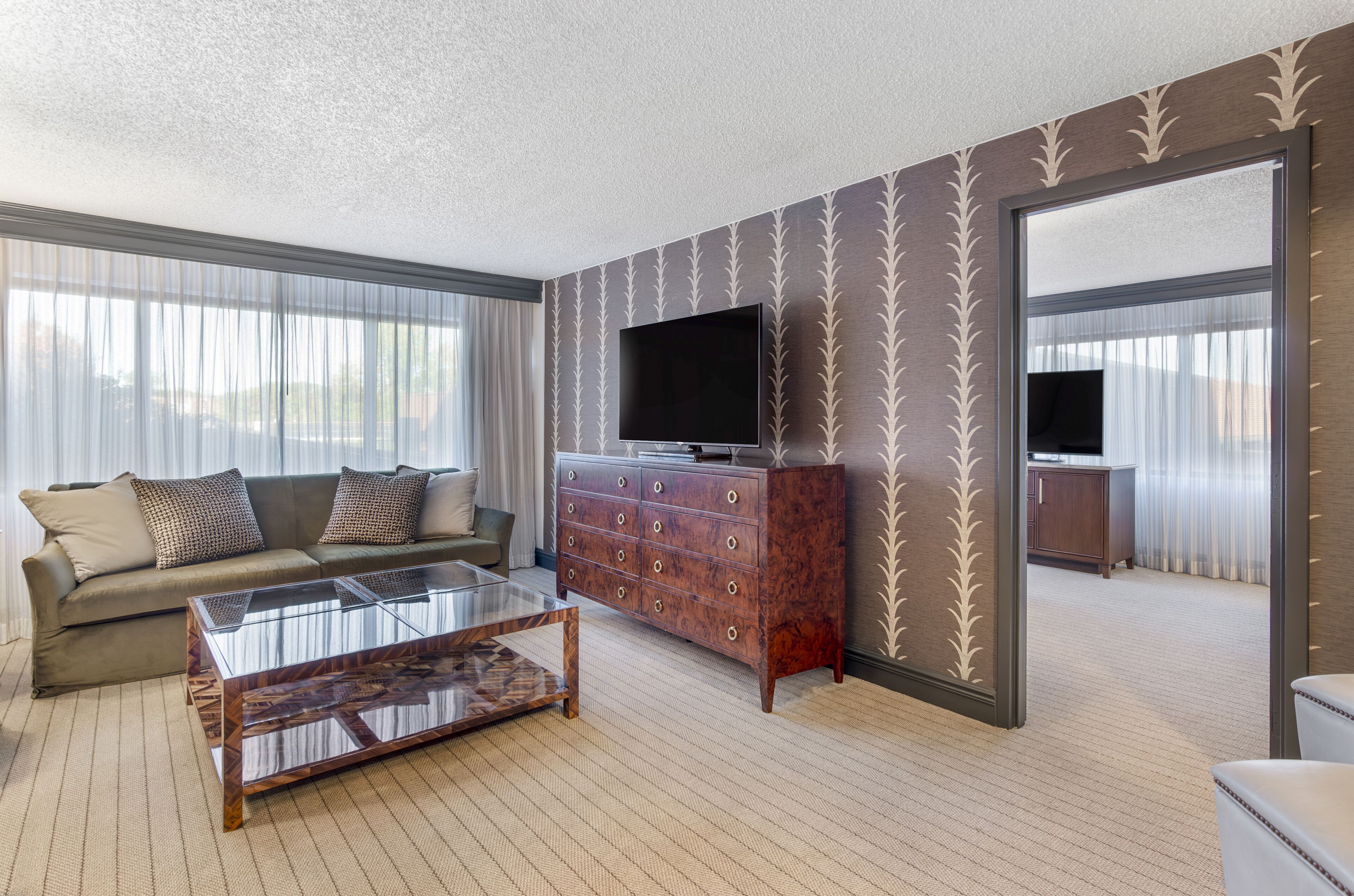 Executive Suite, 1 King Bed | Living room | 32-inch LCD TV with cable channels, Smart TV, pay movies