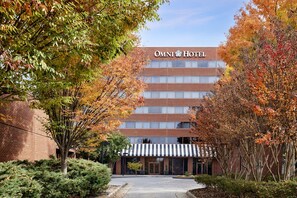 Experience the charm of this historic hotel, surrounded by mature trees and beautifully landscaped gardens.