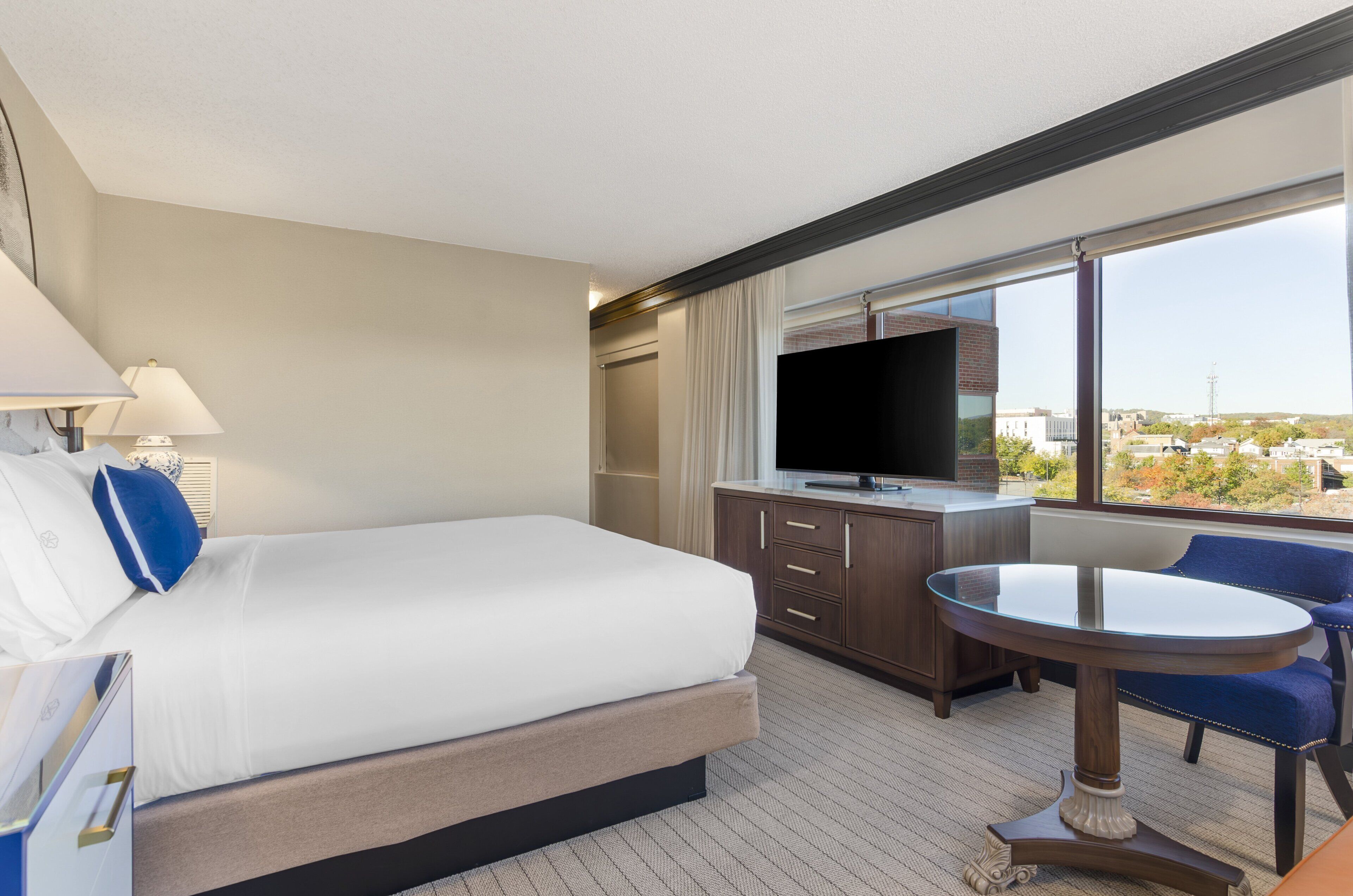 deluxe room, 1 king bed | premium bedding, down duvets, pillow-top beds, in-room safe