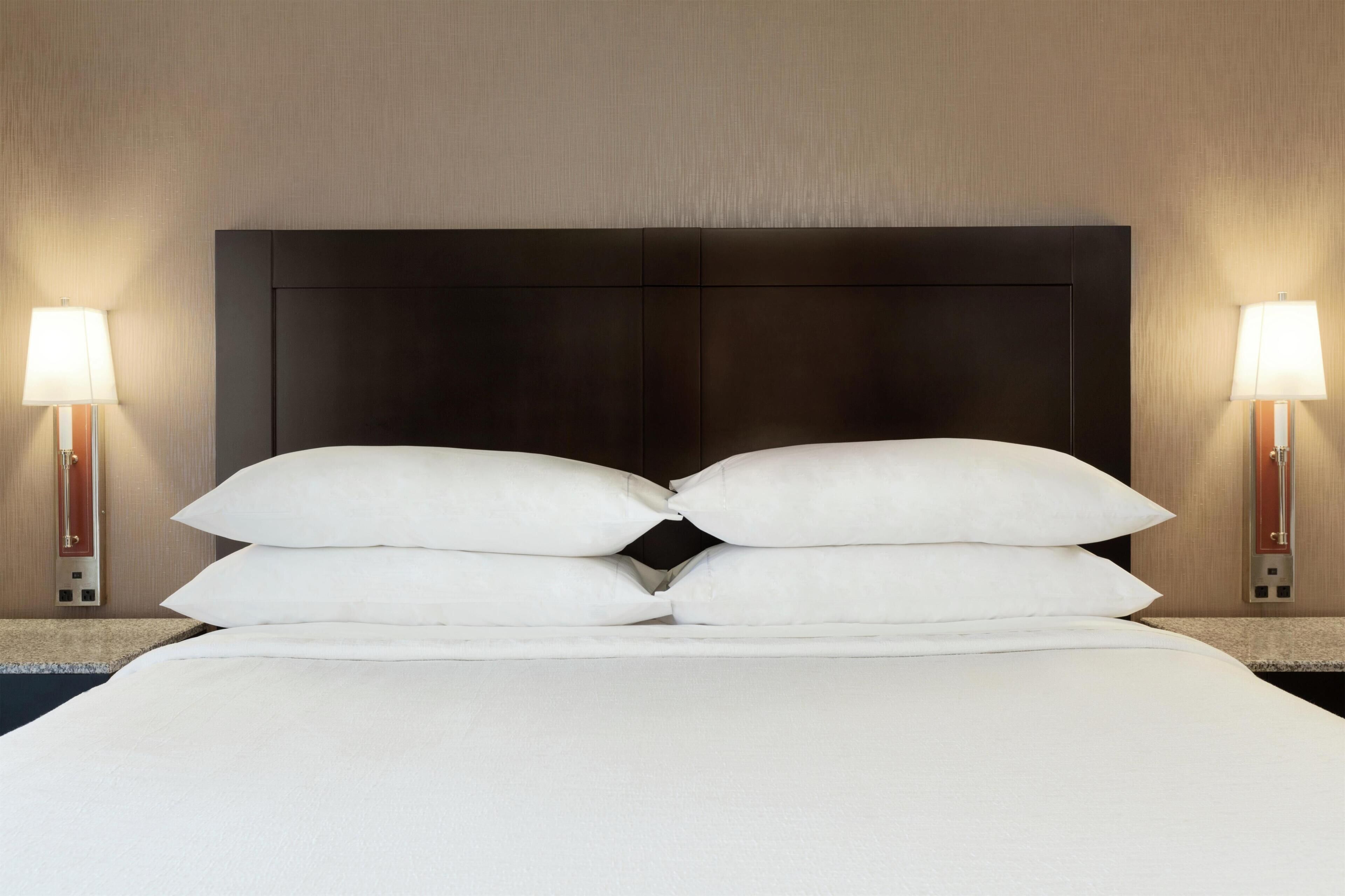 Luxe beddengoed, een kluis op de kamer, een bureau, een laptopwerkplek