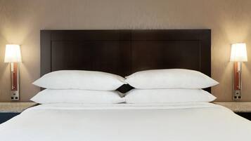 Luxe beddengoed, een kluis op de kamer, een bureau, een laptopwerkplek