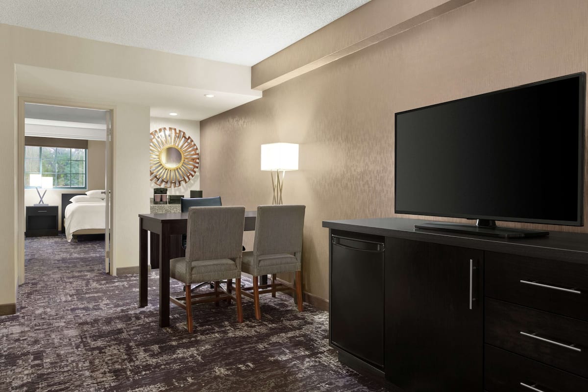 Premium bedding, in-room safe, desk, laptop workspace