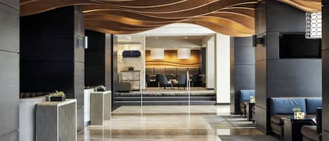 2 restaurantes, se sirven desayunos, comidas, cenas y cocina americana