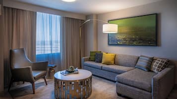 Suite, 1 soverom | Allergitestet sengetøy, senger med overmadrass og safe på rommet