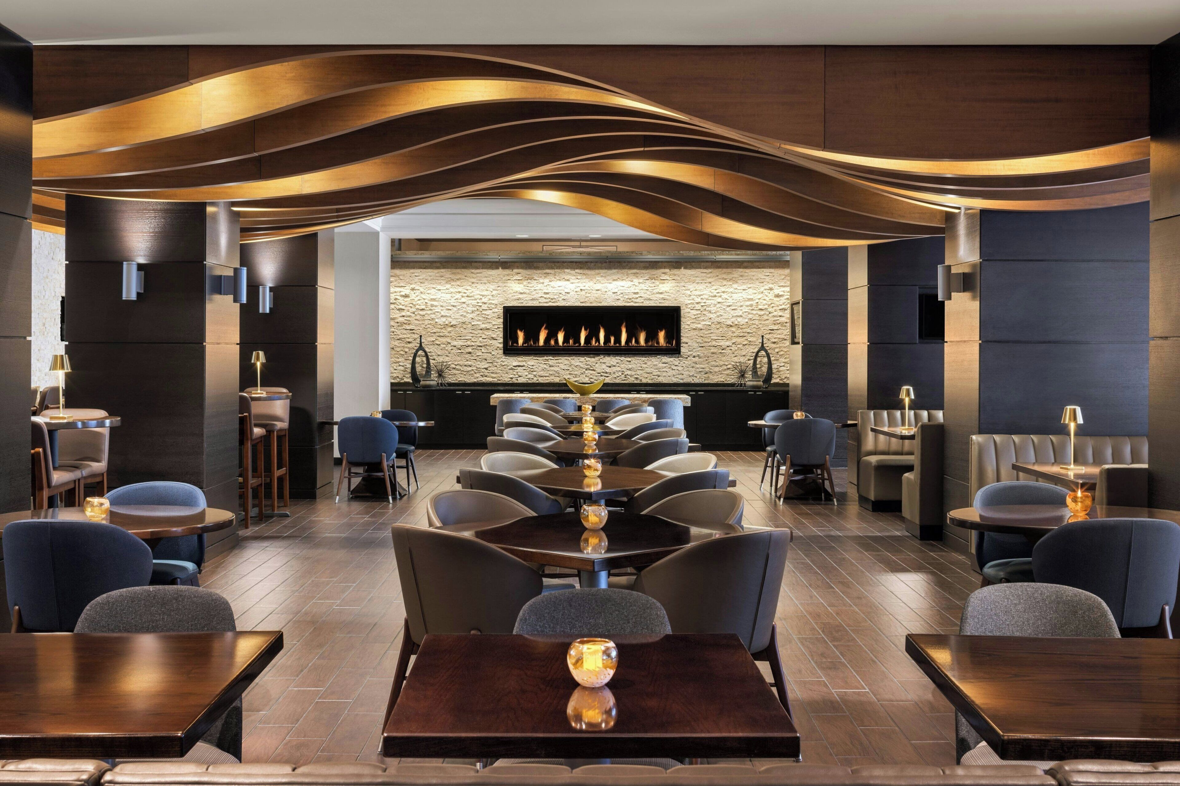 2 restauranter, frokost, lunsj og middag serveres, amerikanske retter