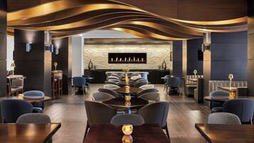 2 restauranter, frokost, lunsj og middag serveres, amerikanske retter