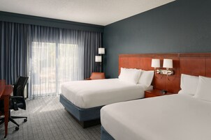 Ropa de cama de alta calidad, escritorio y cortinas blackout