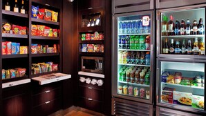 Zona de máquinas expendedoras con aperitivos, bebidas y un microondas.