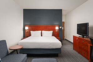 Premium bedding, desk, blackout drapes, iron/ironing board - Courtyard Melbourne West (Melbourne)