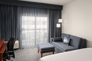 Ropa de cama de alta calidad, escritorio y cortinas blackout