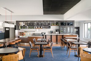 Petit déjeuner complet servi tous les jours en supplément