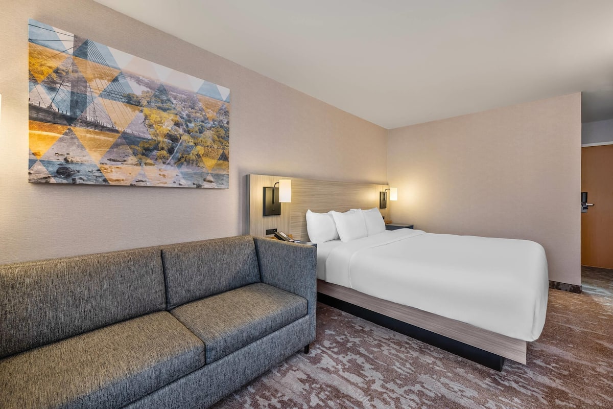 Ropa de cama de alta calidad, colchones con pillow-top y escritorio