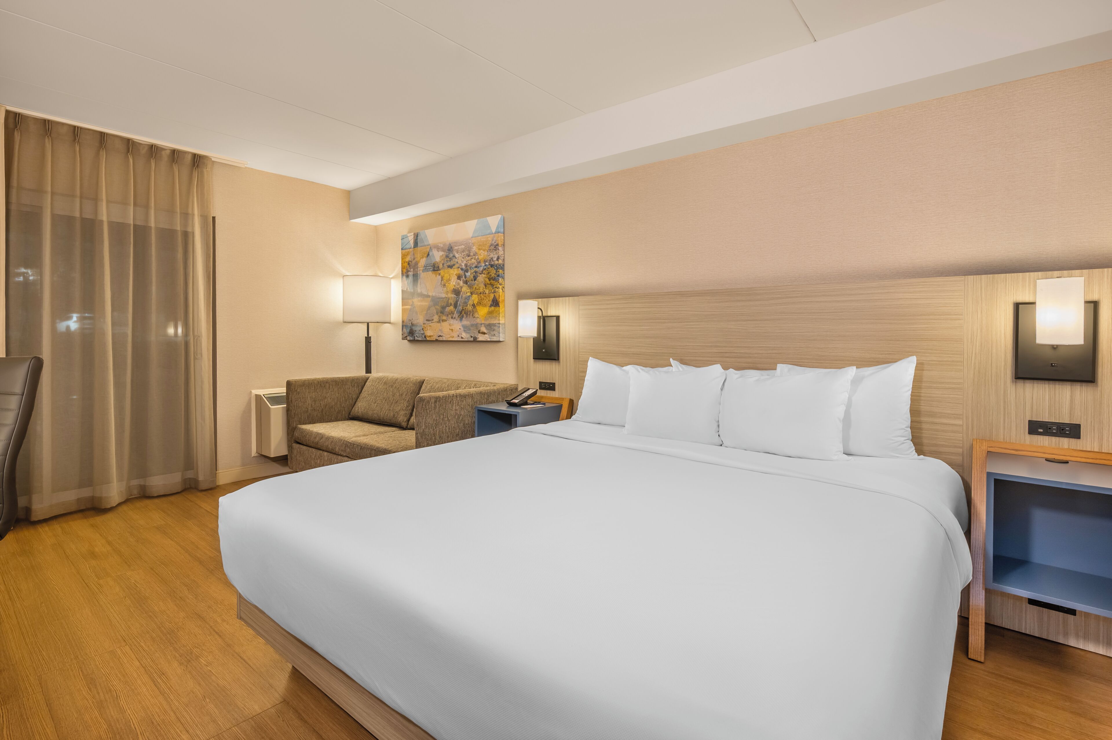 Ropa de cama de alta calidad, colchones con pillow-top y escritorio 