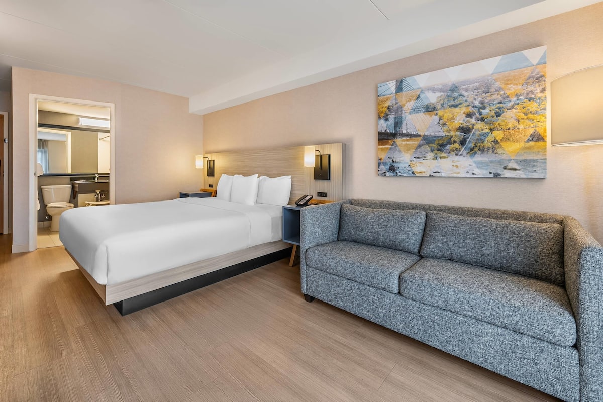 Room, 1 Queen Bed with Sofa bed, Accessible, Non Smoking (Upgrade)