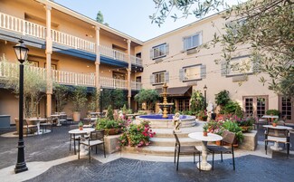 Se sirven desayunos y cocina americana (con mesas al aire libre) 