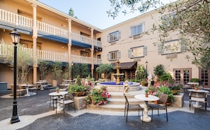Breakfast, lunch, dinner served; American cuisine, alfresco dining