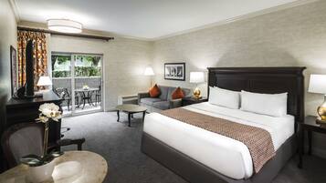 Patio King Junior Suite | Ropa de cama hipoalergénica, edredón, camas con pillow-top y escritorio