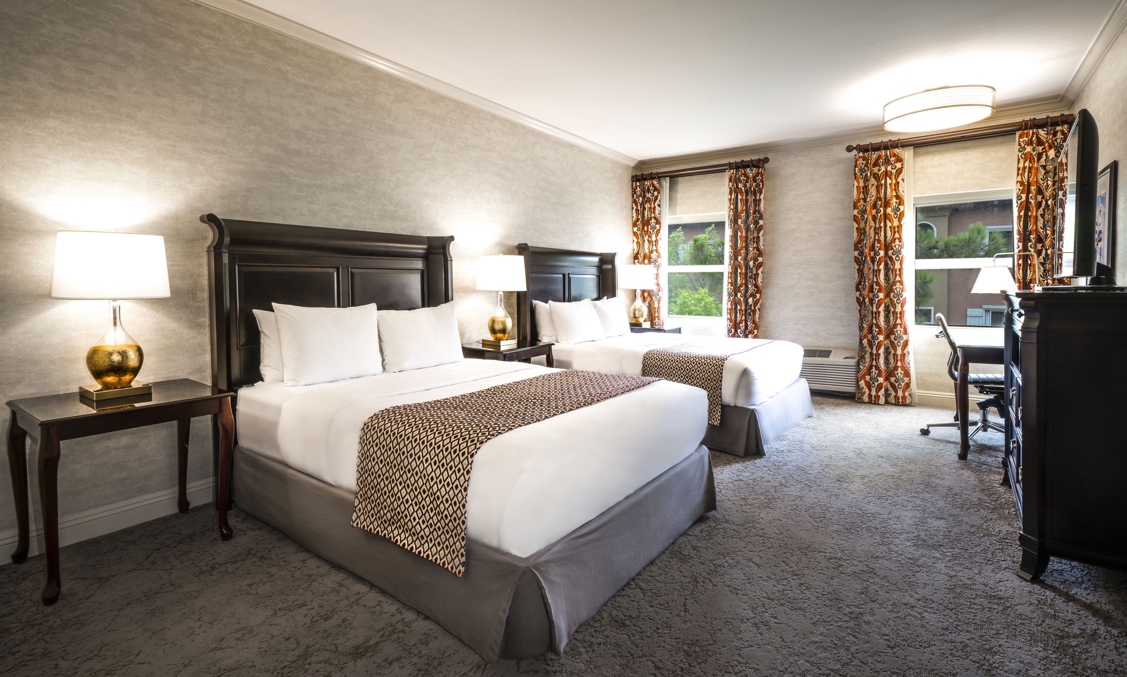 2 queen junior suite | hypo-allergenic bedding, down duvets, pillow-top beds, desk