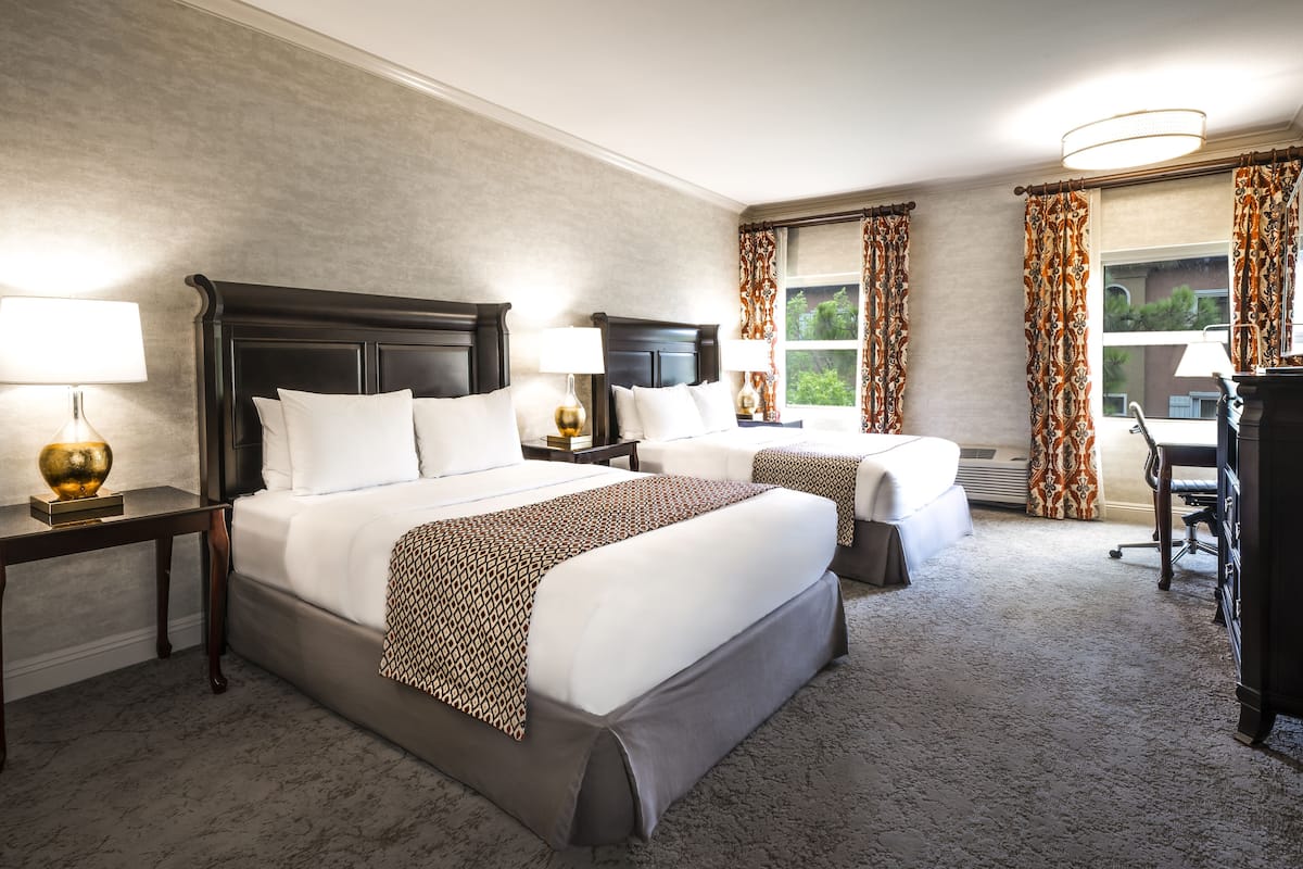 2 queen junior suite | hypo-allergenic bedding, down duvets, pillow-top beds, desk