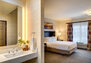 Hypo-allergenic bedding, down comforters, pillowtop beds, desk - Ayres Hotel Costa Mesa/Newport Beach (Costa Mesa)