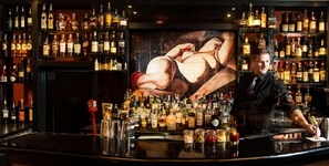 2 Bars/Lounges