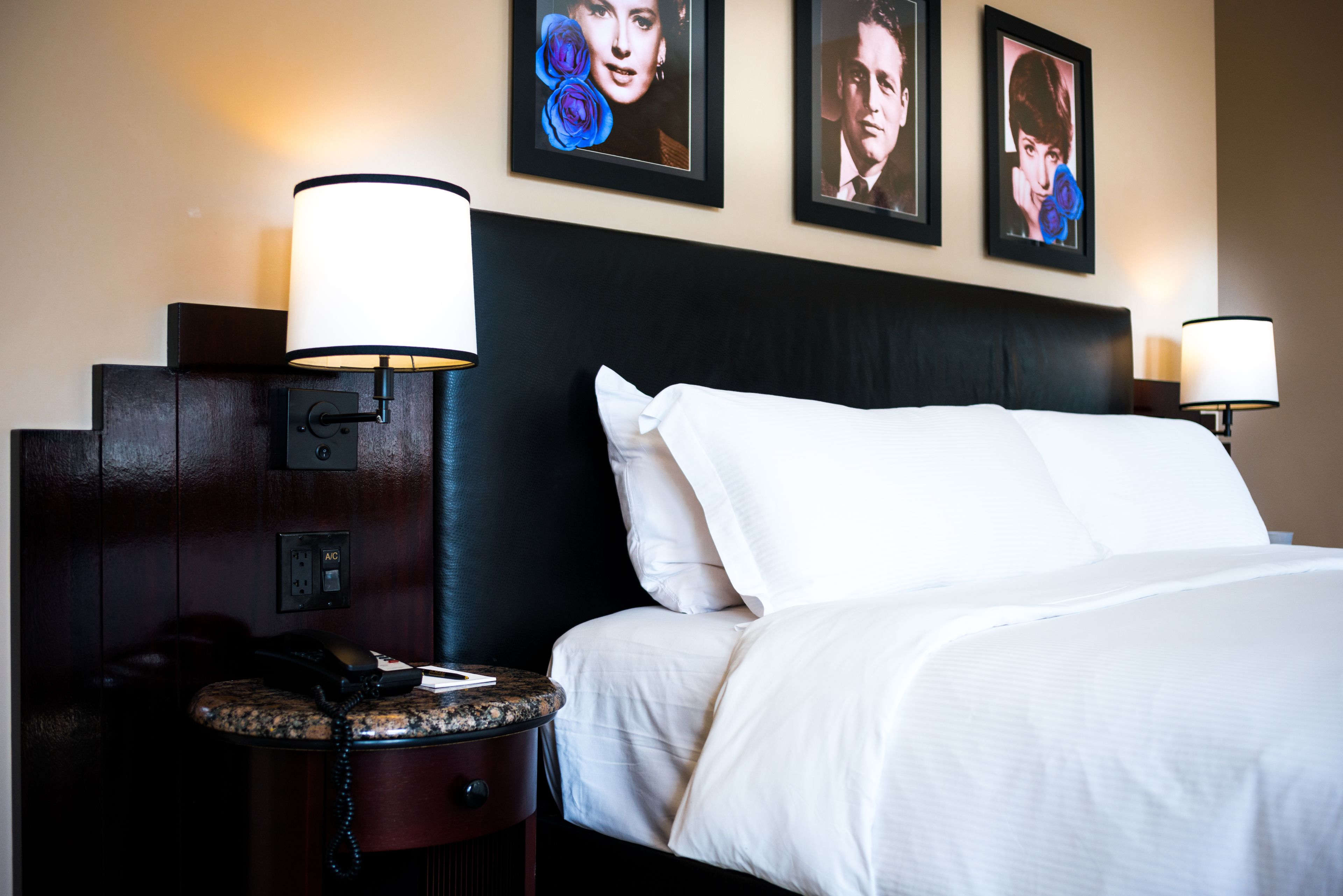 Chambre Deluxe, 1 grand lit | Draps en coton égyptien, surmatelas, coffres-forts dans les chambres