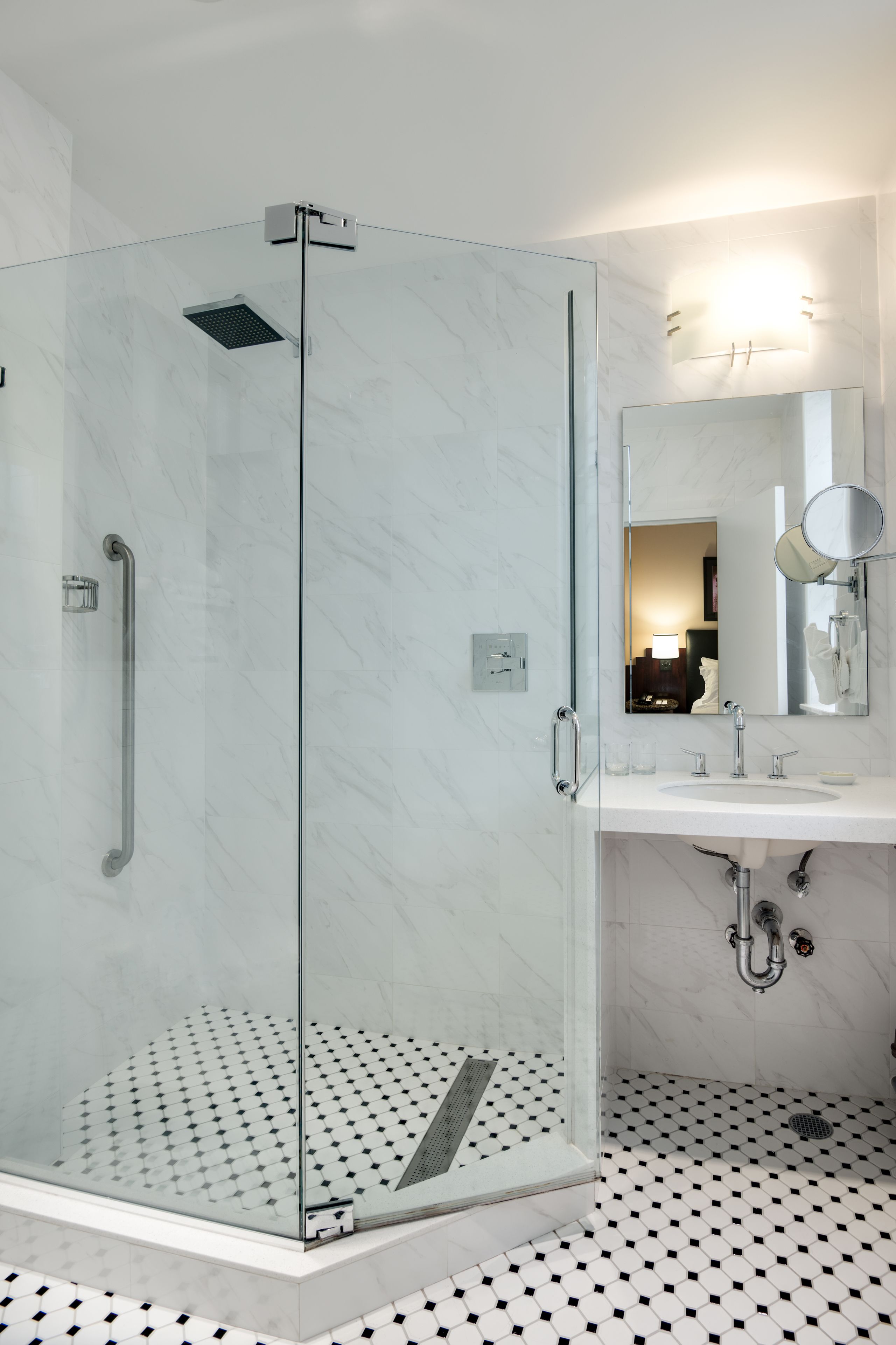 Chambre Deluxe, 2 lits une place | Salle de bain | Ensemble douche/baignoire, baignoire relaxante profonde