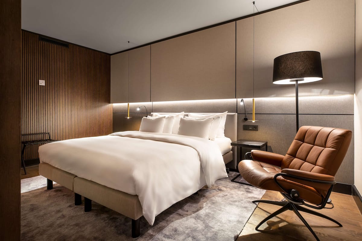 Hochwertige Bettwaren, Minibar, Zimmersafe, Schreibtisch