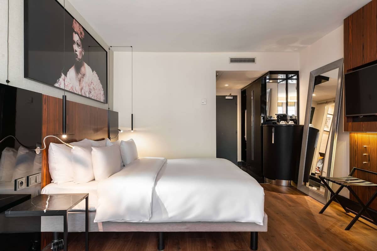 Hochwertige Bettwaren, Minibar, Zimmersafe, Schreibtisch