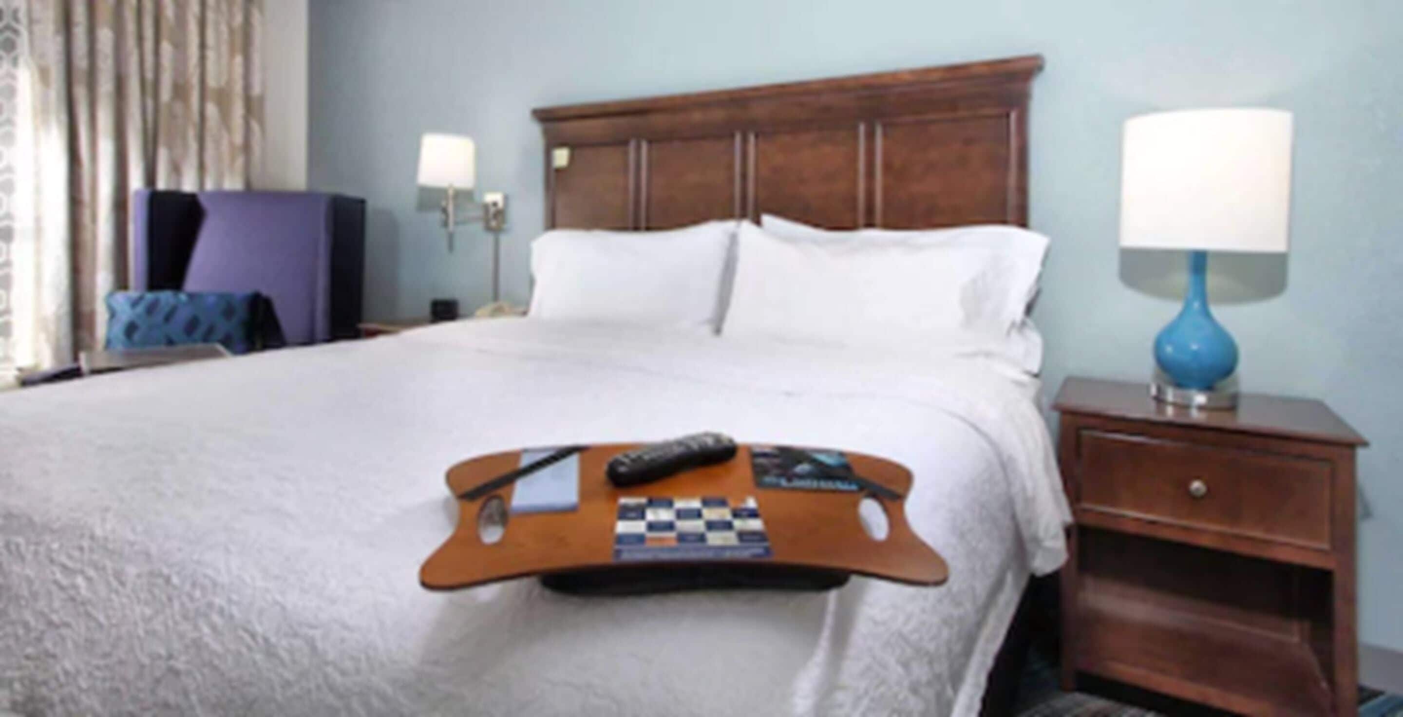 suite, 1 king bed, non smoking | 1 bedroom, premium bedding, in-room safe, desk