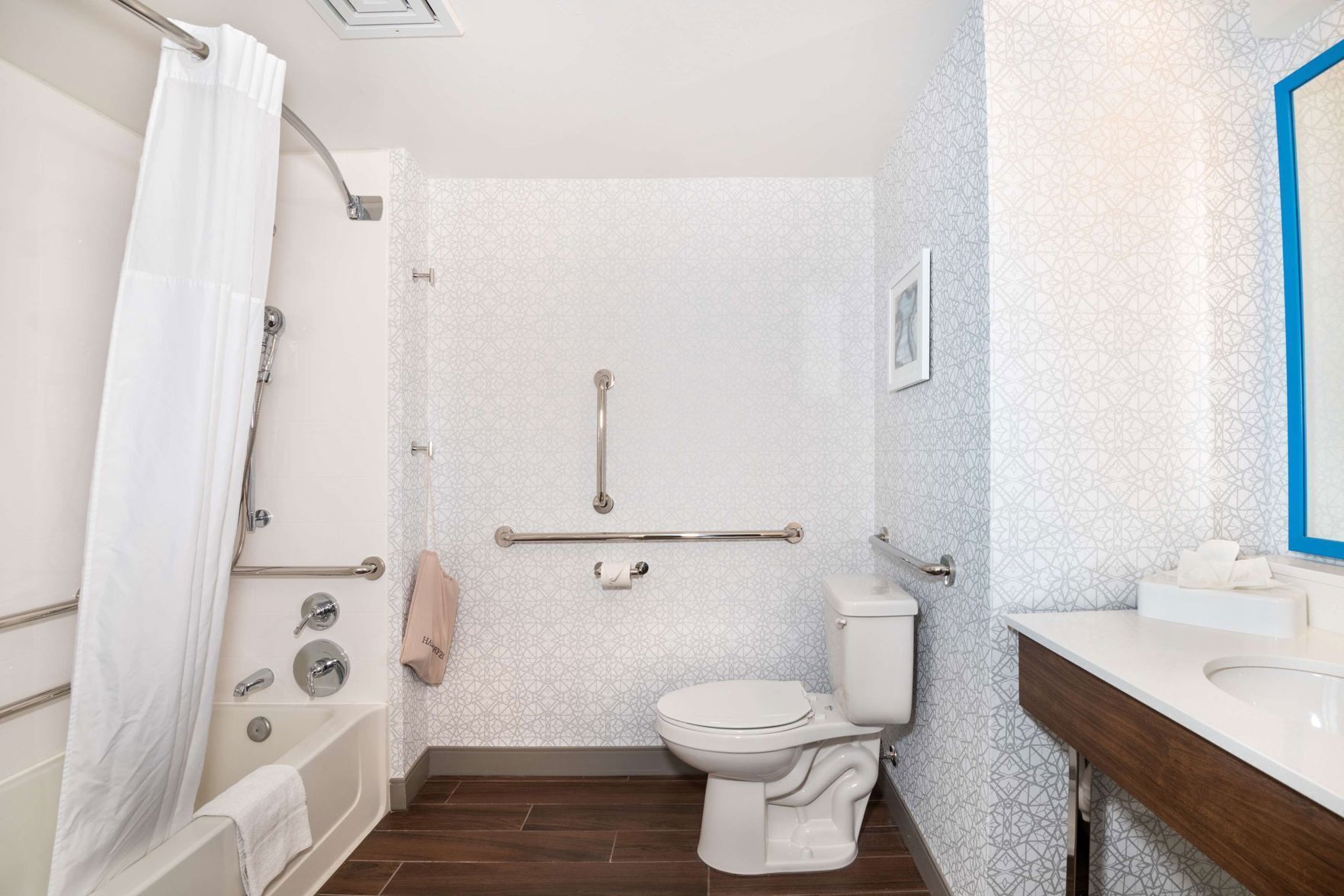 Bathroom | Combined shower/tub, free toiletries, hair dryer, towels