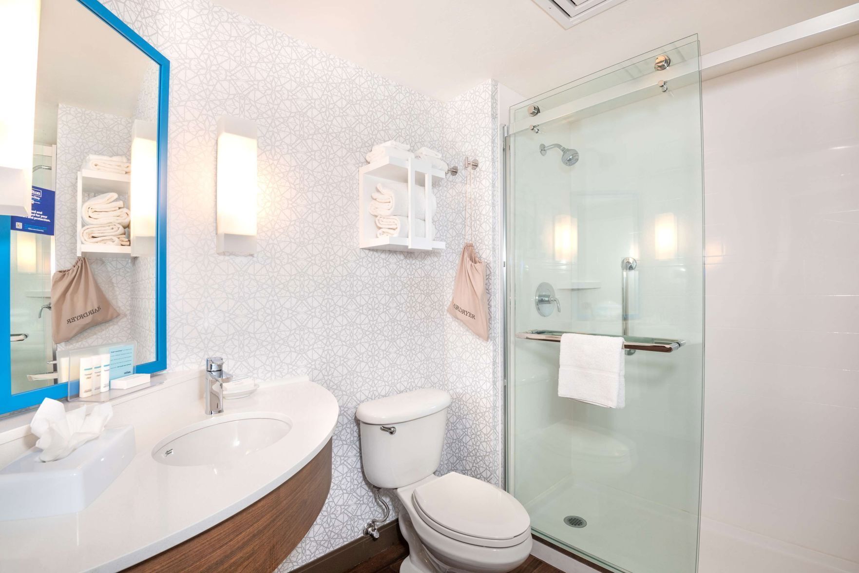 Bathroom | Combined shower/tub, free toiletries, hair dryer, towels