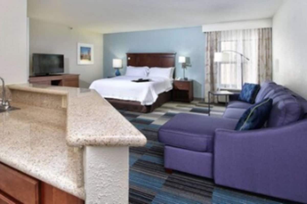 room, 1 king bed | 1 bedroom, premium bedding, in-room safe, desk