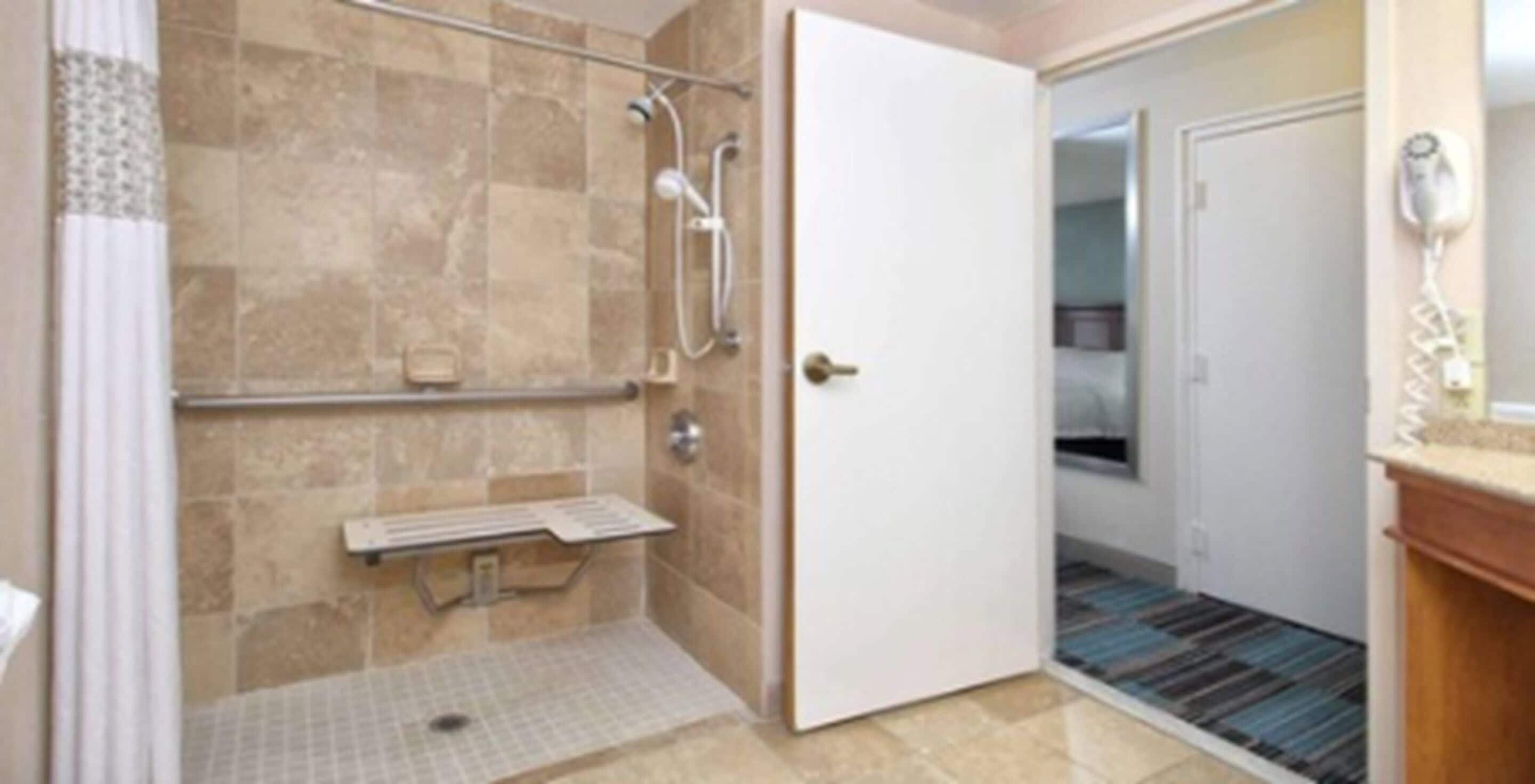 Een badkamer met een douche, toilet en wastafel.