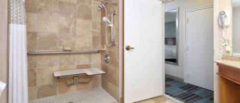 Een badkamer met een douche, toilet en wastafel.