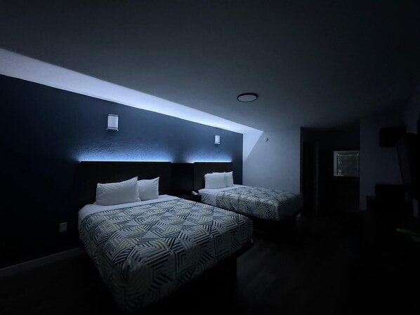 واي فاي مجانًا وملاءات أسرّة ومُنبهات