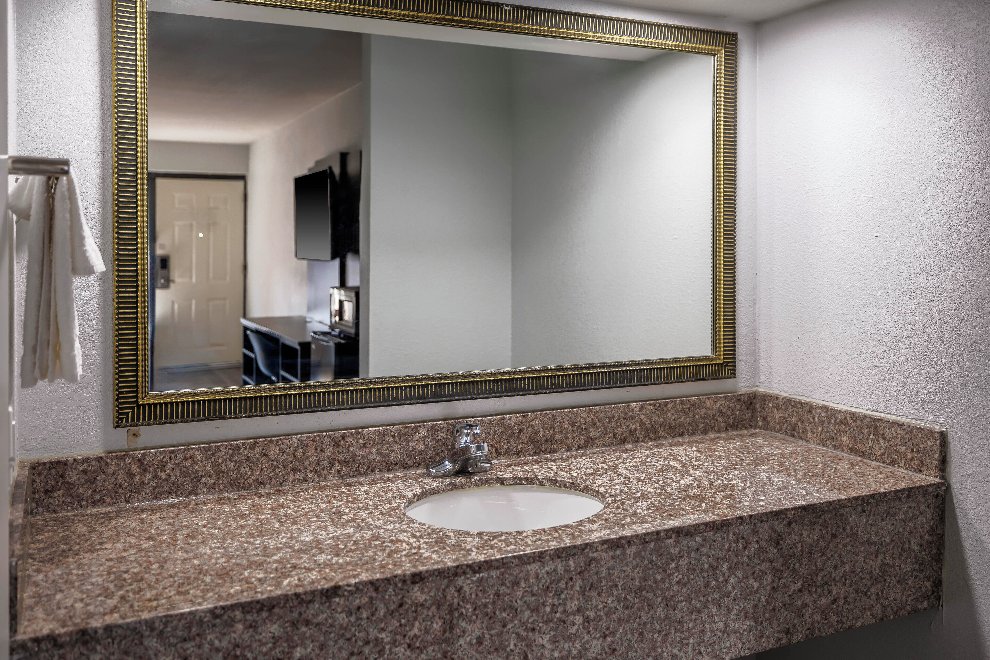 Combined shower/tub, hydromassage showerhead, towels, soap