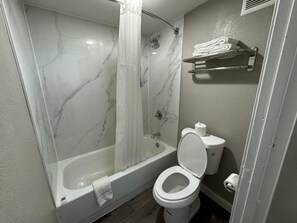 Combined shower/tub, hydromassage showerhead, towels, soap