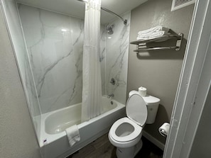 Combined shower/tub, hydromassage showerhead, towels, soap