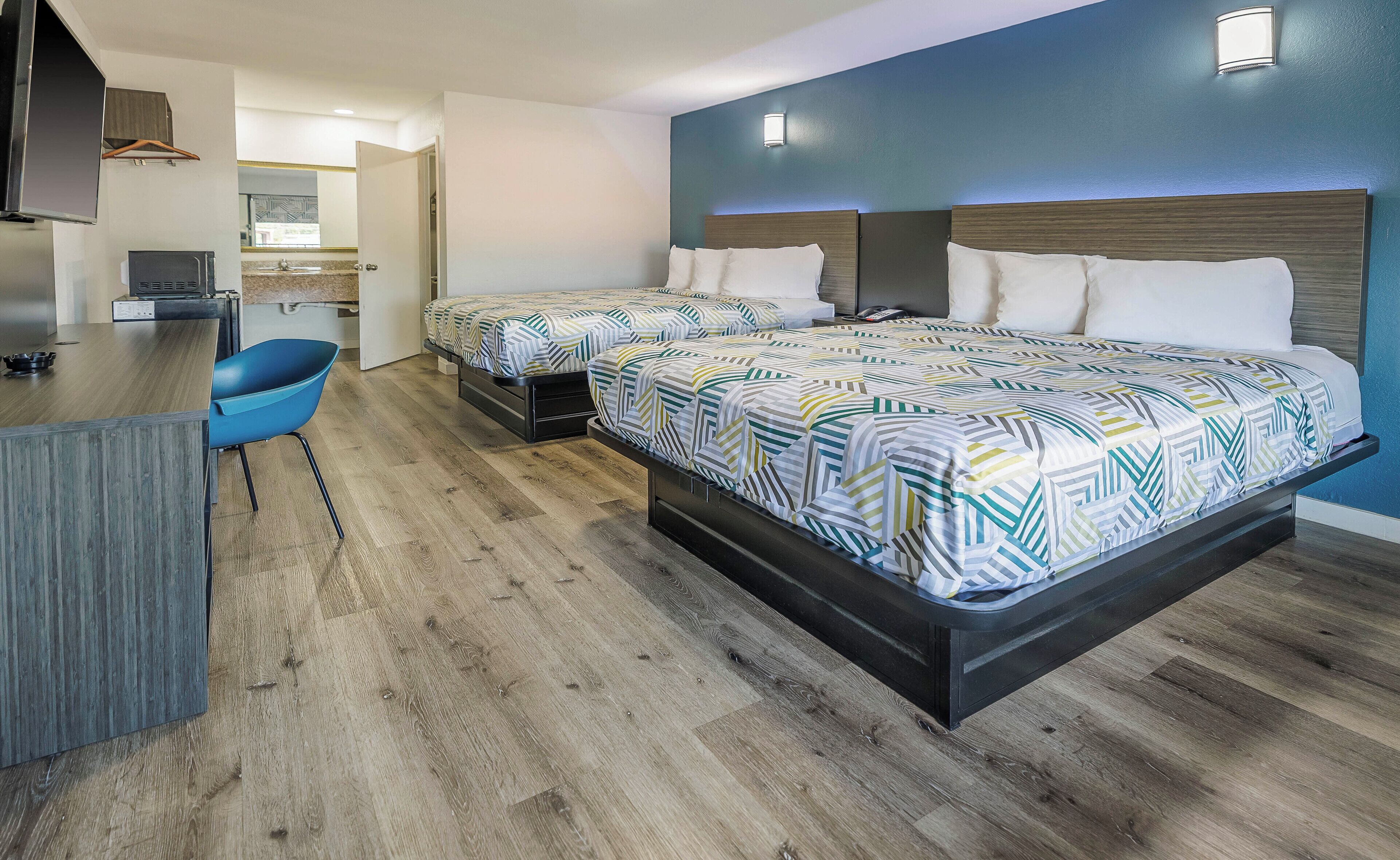 Wi-Fi de cortesia, roupa de cama, despertadores