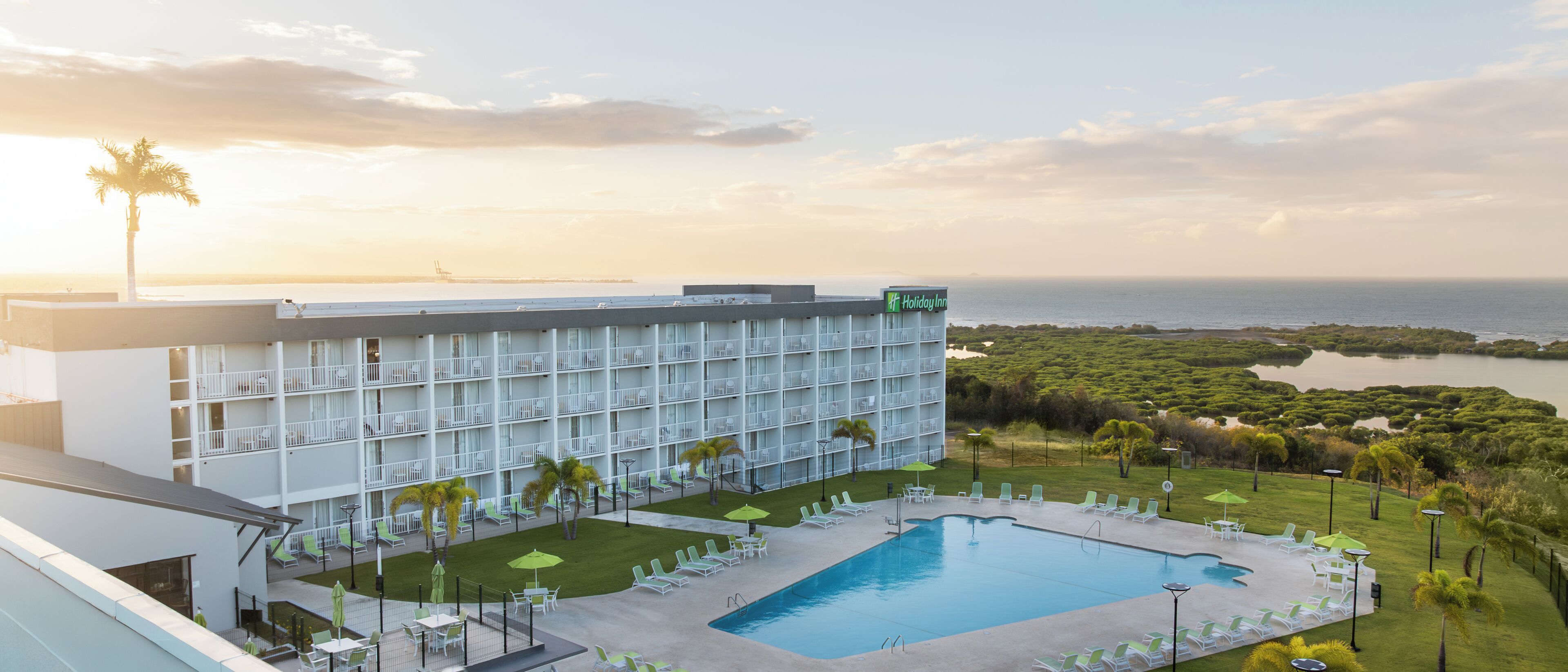 Holiday Inn -hotelli, jossa on uima-allasalue, useita parvekkeita ja näkymä merelle.