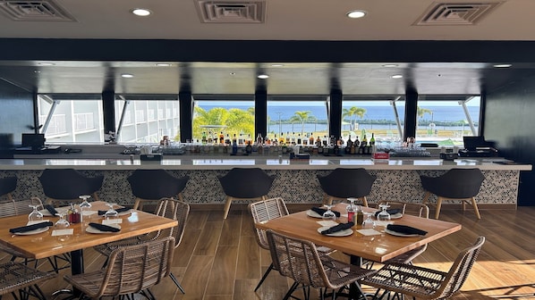 Petit déjeuner et dîner servis sur place