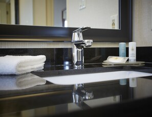 Combined shower/bathtub, free toiletries, hair dryer, towels - Comfort Inn Baie-Comeau (Baie Comeau)